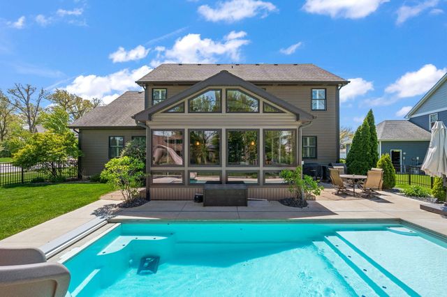 906 Theresa Drive, Crown Point, IN 46307