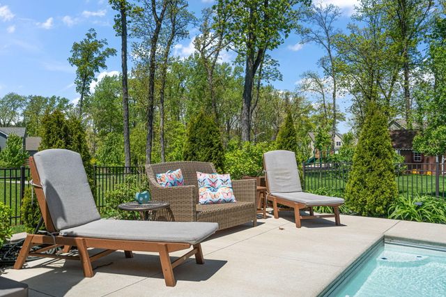906 Theresa Drive, Crown Point, IN 46307