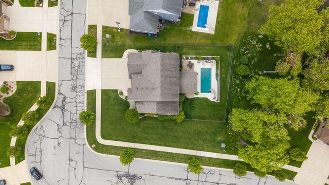 906 Theresa Drive, Crown Point, IN 46307