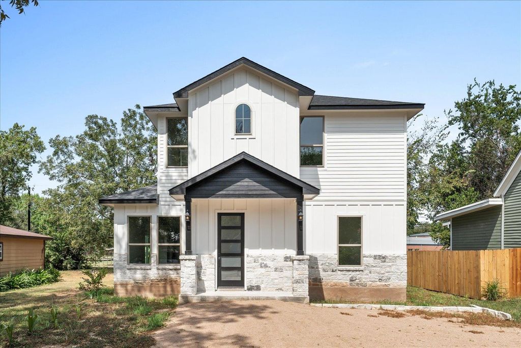 504 Walker ST, Smithville, TX 78957