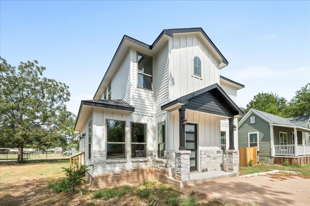 504 Walker ST, Smithville, TX 78957