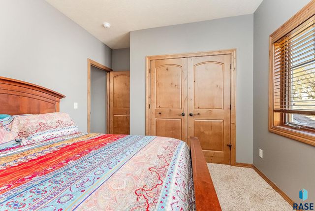 5007 Sunset Blvd Boulevard, Madison, SD 57042