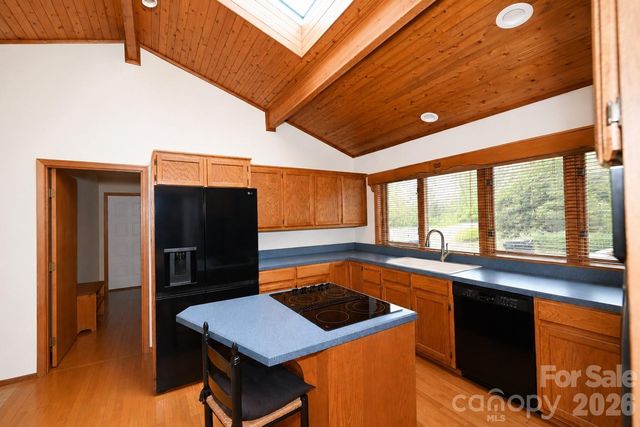 3711 Blendwood Lane NE, Hickory, NC 28601