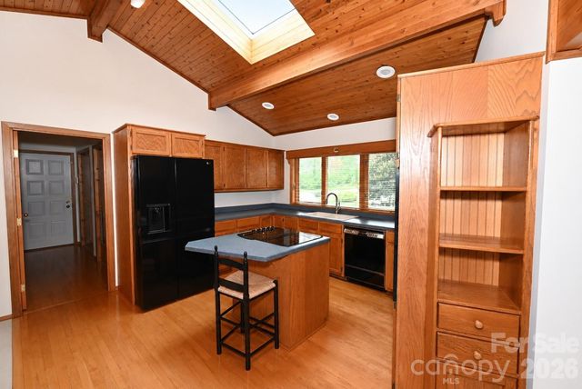 3711 Blendwood Lane NE, Hickory, NC 28601