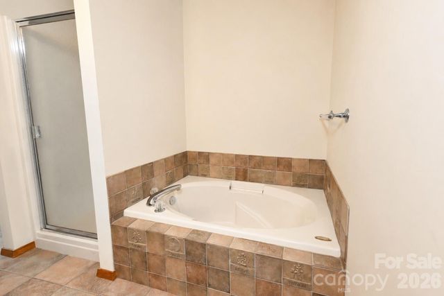 3711 Blendwood Lane NE, Hickory, NC 28601