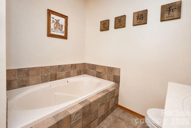 3711 Blendwood Lane NE, Hickory, NC 28601