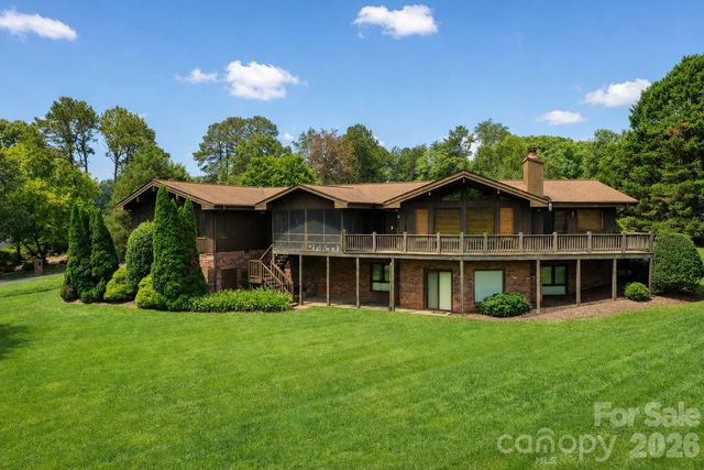 3711 Blendwood Lane NE, Hickory, NC 28601