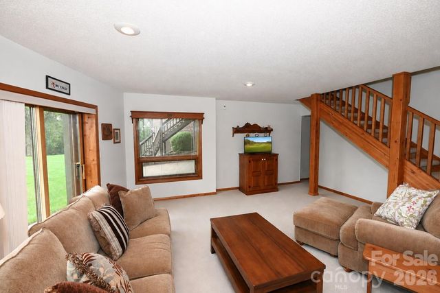 3711 Blendwood Lane NE, Hickory, NC 28601