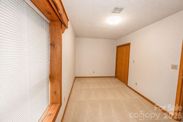 3711 Blendwood Lane NE, Hickory, NC 28601