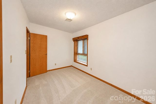 3711 Blendwood Lane NE, Hickory, NC 28601
