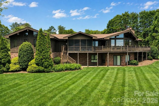 3711 Blendwood Lane NE, Hickory, NC 28601