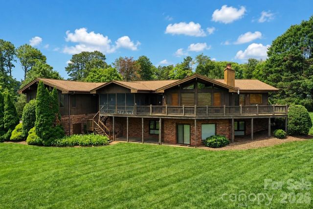 3711 Blendwood Lane NE, Hickory, NC 28601