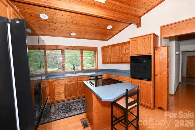 3711 Blendwood Lane NE, Hickory, NC 28601