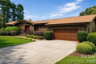 3711 Blendwood Lane NE, Hickory, NC 28601