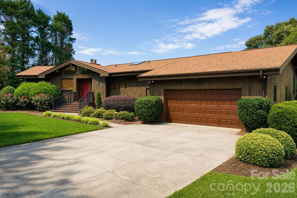 3711 Blendwood Lane NE, Hickory, NC 28601