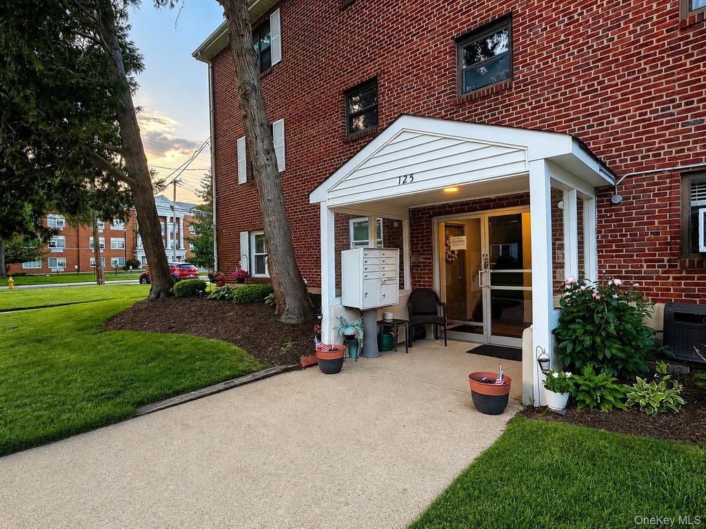 125 Park Avenue B1, Amityville, NY 11701