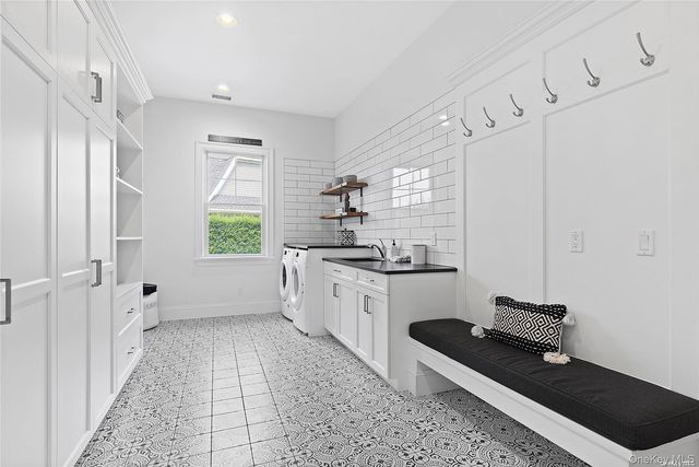 2 Emma's Path, Remsenburg, NY 11960