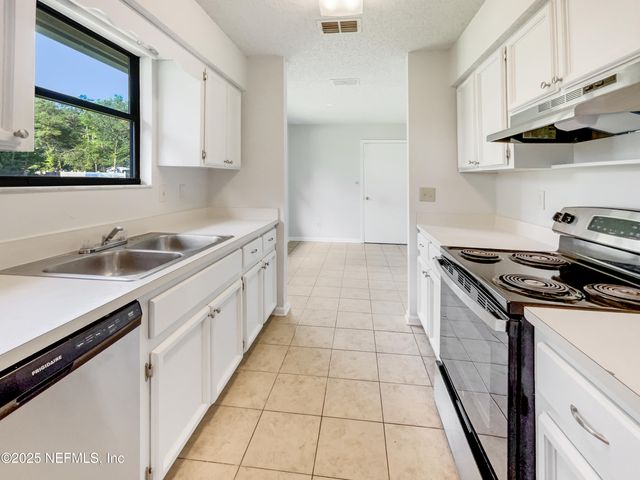 2439 BURNS Drive, Middleburg, FL 32068
