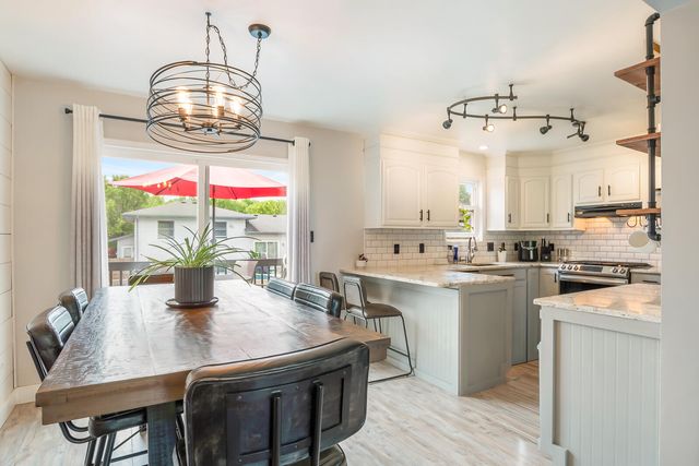 1367 Dixon Pkwy, Chesterton, IN 46304