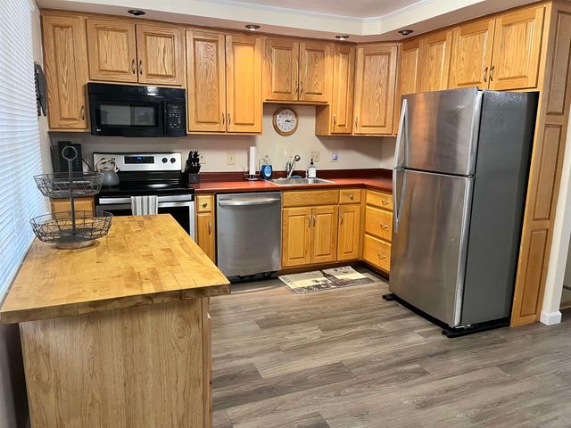 8 Charter Hill Drive, Rutland City, VT 05701