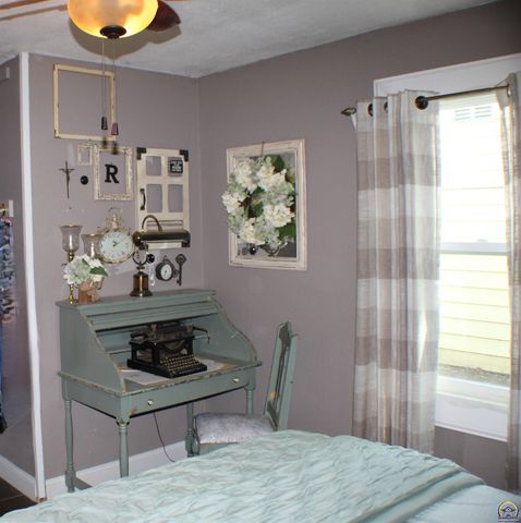 2517 SW Morningside RD, Topeka, KS 66614