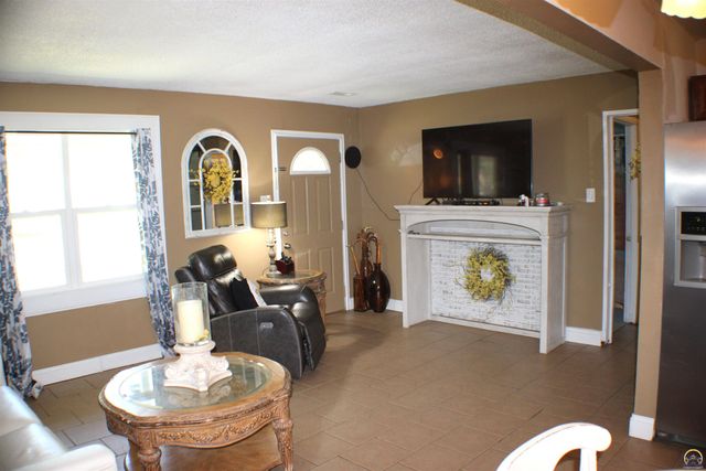 2517 SW Morningside RD, Topeka, KS 66614