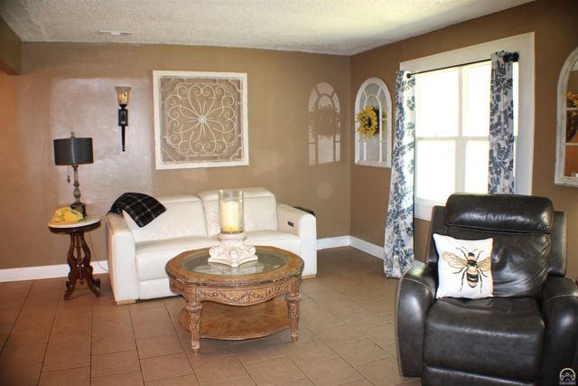 2517 SW Morningside RD, Topeka, KS 66614
