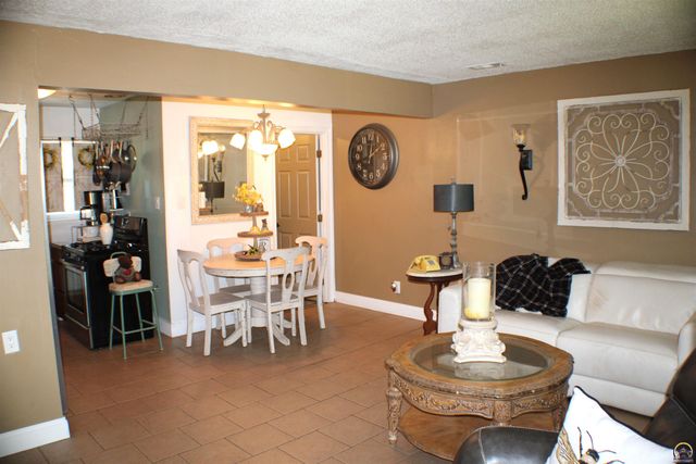 2517 SW Morningside RD, Topeka, KS 66614