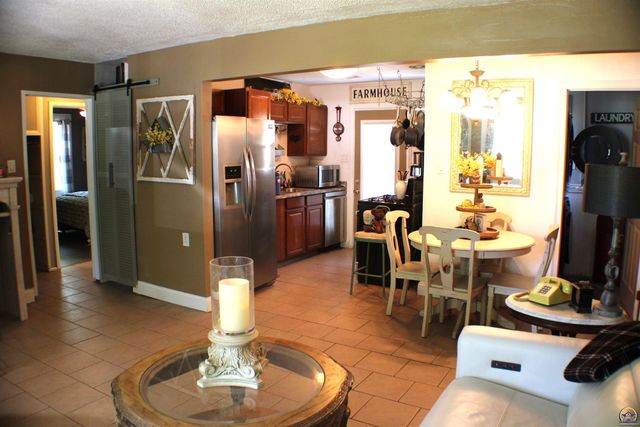 2517 SW Morningside RD, Topeka, KS 66614