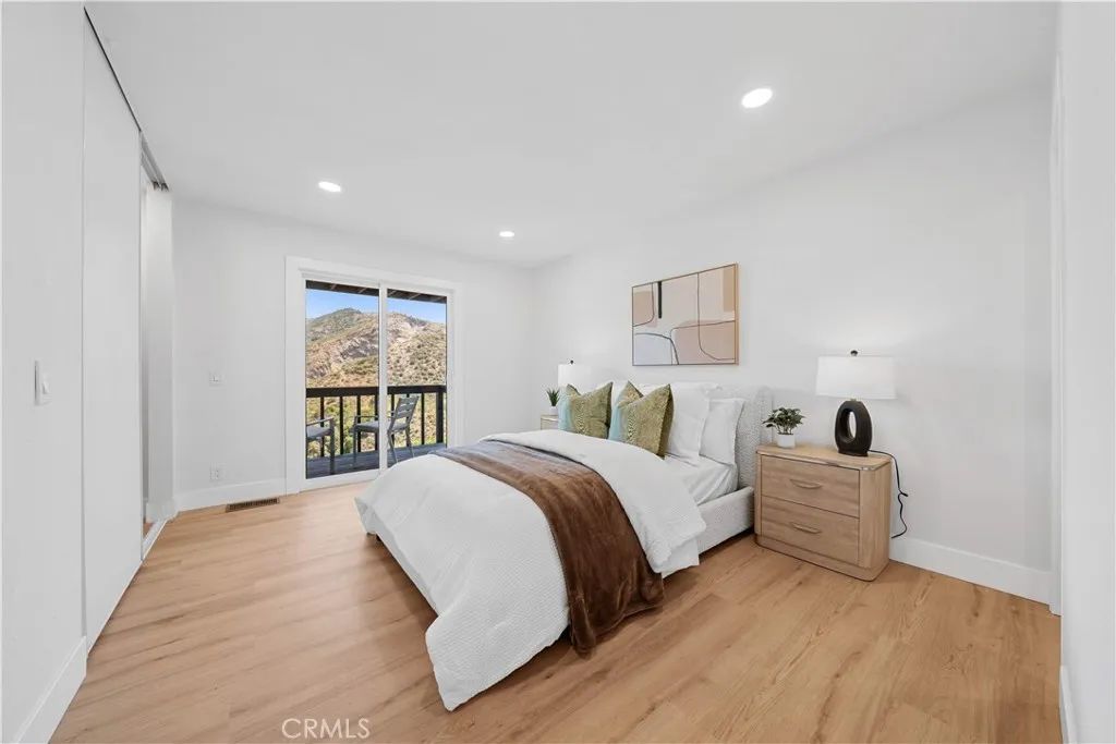 Image 5 of property listing at 2838 Lambert Drive, Los Angeles, CA 90068