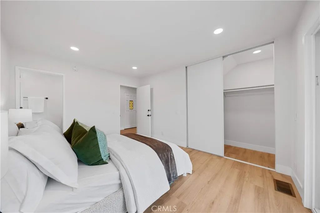Image 7 of property listing at 2838 Lambert Drive, Los Angeles, CA 90068