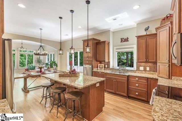 402 Boaters Row, Fair Play, SC 29643