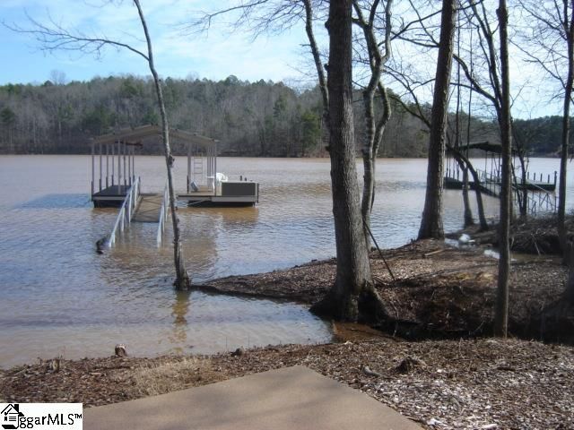 402 Boaters Row, Fair Play, SC 29643