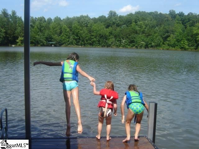 402 Boaters Row, Fair Play, SC 29643