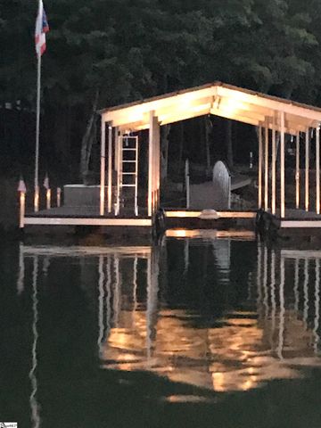 402 Boaters Row, Fair Play, SC 29643