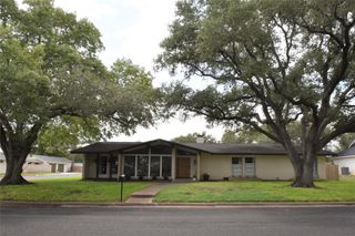 101 N Upton Avenue, Schulenburg, TX 78956