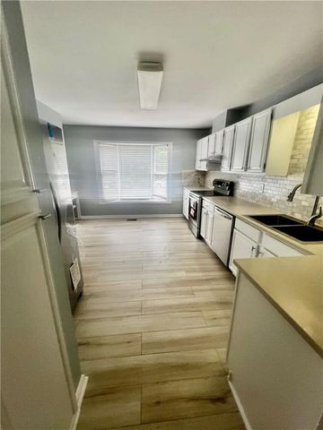 10 Huntington Place Drive, Atlanta, GA 30350