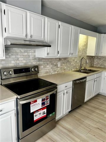 10 Huntington Place Drive, Atlanta, GA 30350