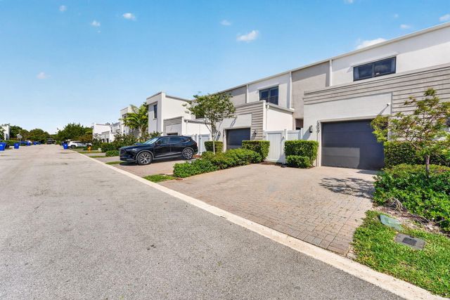 527 NW 17th Street, Fort Lauderdale, FL 33311