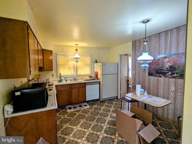 8421 HALLMARK CIR, Baltimore, MD 21234