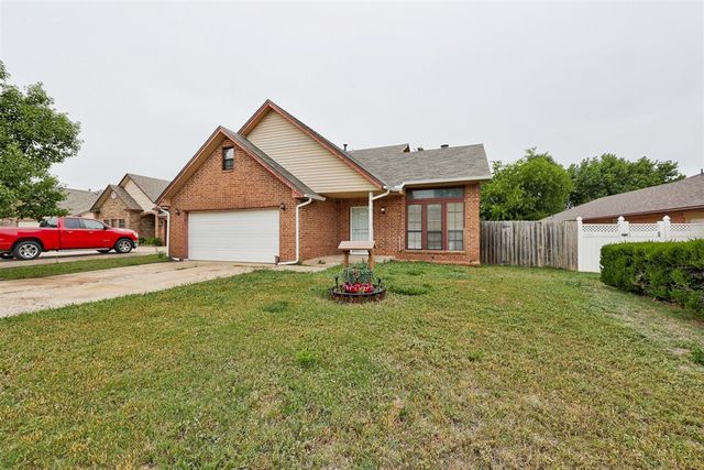 1113 NE 9th Court, Moore, OK 73160