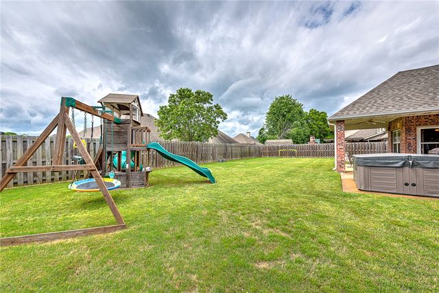 1953 S Doral Drive, Fayetteville, AR 72701