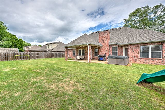 1953 S Doral Drive, Fayetteville, AR 72701