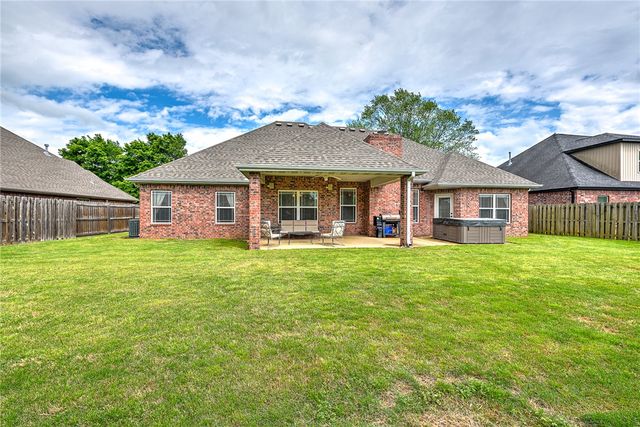 1953 S Doral Drive, Fayetteville, AR 72701