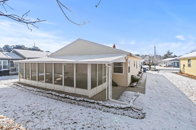 3 Muirhead Street, Toms River, NJ 08757