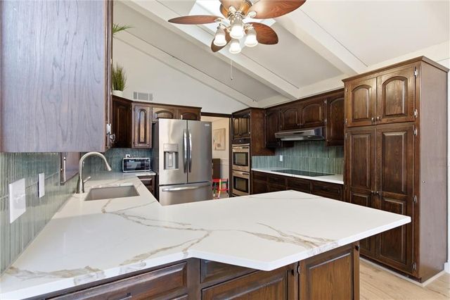 33 Anchor Drive, Lake Tapawingo, MO 64015