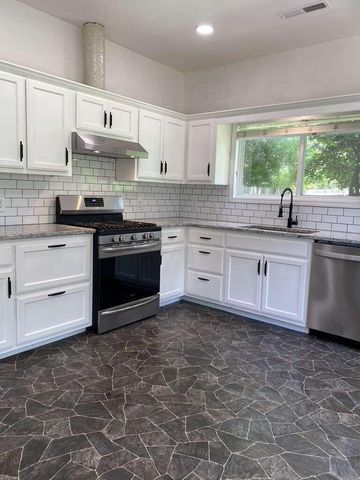 202 N Walnut Street, Anderson, MO 64831