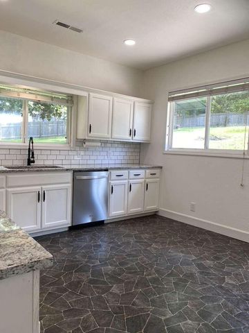 202 N Walnut Street, Anderson, MO 64831