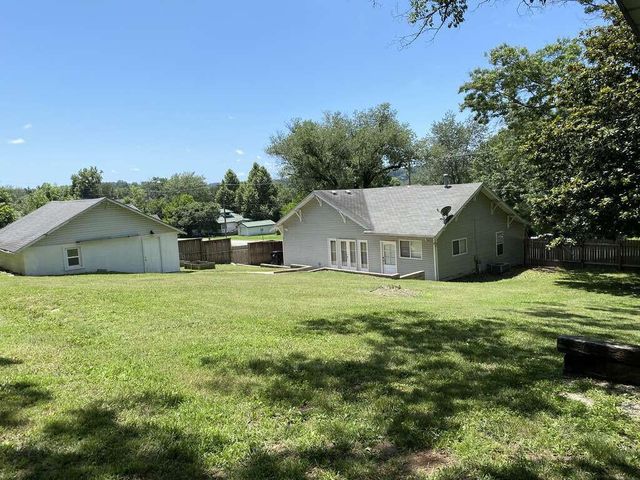 202 N Walnut Street, Anderson, MO 64831