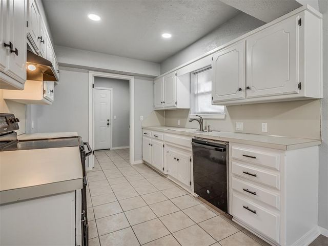 809 SW 27th Street, Moore, OK 73160